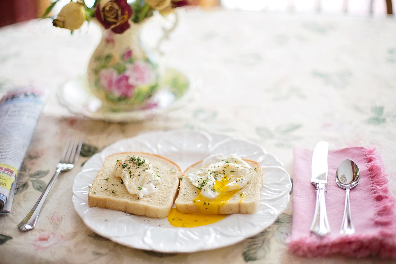 poached eggs on toast 739401 1280