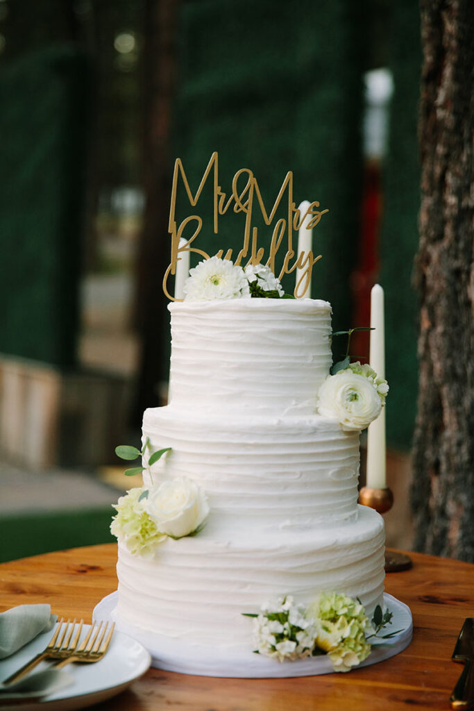 Cake for Taylor and Andrea Buckley prepared by Cake You Happy at Chalet View Lodge. Florals by Magnolia Mums. Photo by Courtney Aaron