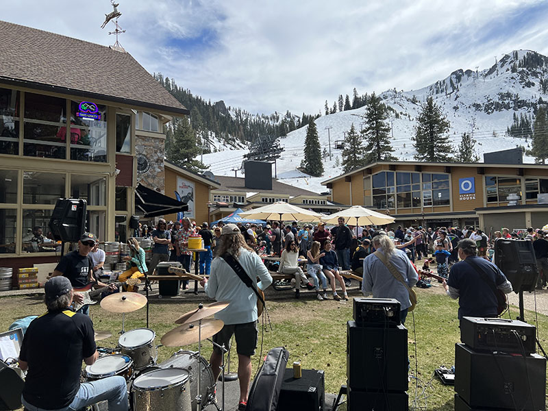 Live music at Le Chamois at Palisades Tahoe