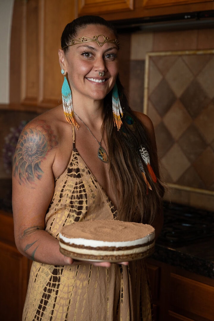 Angélia Aquarian holds one of her popular tiramisu cakes